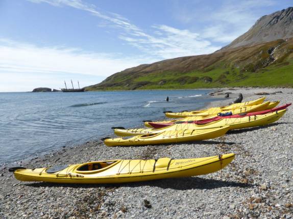 Nossos caiaques na praia de Ocean Harbour, na Geórgia do Sul